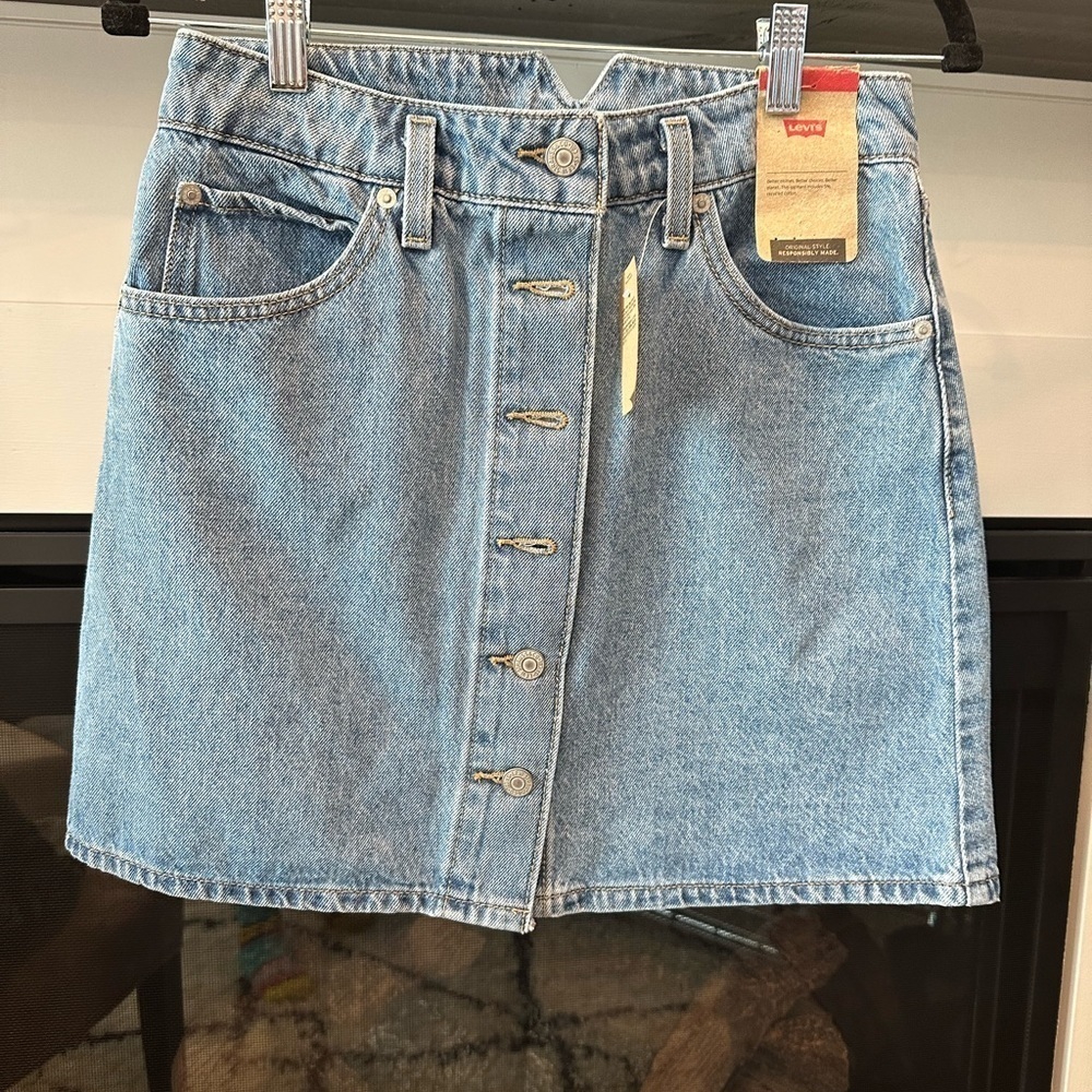 12.NWT LEVI BUTTON UP JEAN SKIRT SIZE 28